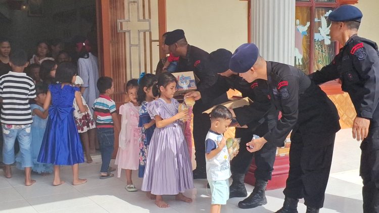 Brimob Tanjung Balai Sentuh Hati Jemaat. Bersih-Bersih Gereja, Berbagi Snack dan Tanam Kepedulian