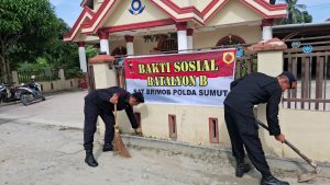 Brimob Tanjung Balai Sentuh Hati Jemaat. Bersih-Bersih Gereja, Berbagi Snack dan Tanam Kepedulian