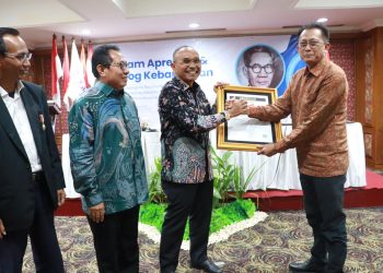 Bupati Simalungun Anton Achmad Saragih Terima Anugerah Sahabat Pers dari SMSI
