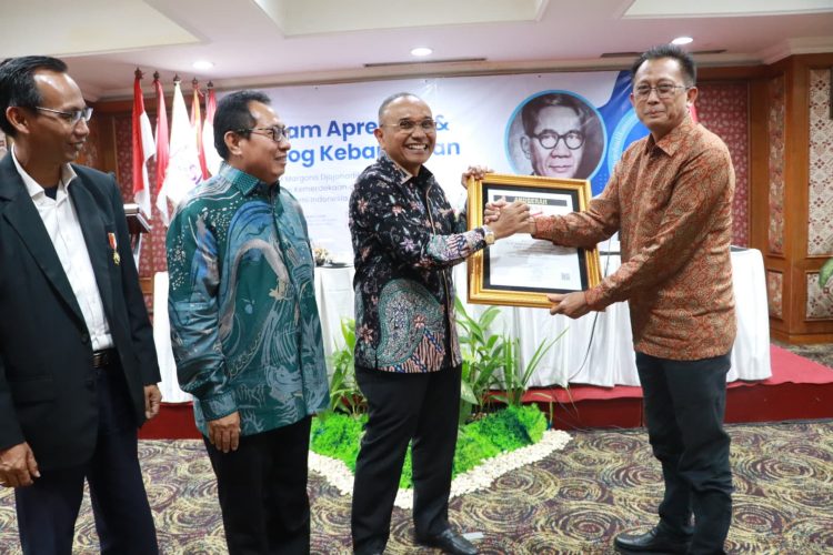 Bupati Simalungun Anton Achmad Saragih Terima Anugerah Sahabat Pers dari SMSI
