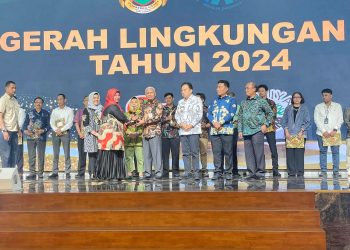 Wakil Gubernur Sumut Serahkan Penghargaan Adiwiyata Mandiri Terbaik se-Indonesia Tahun 2024 Kepada MIN 7 Kabupaten Tapteng