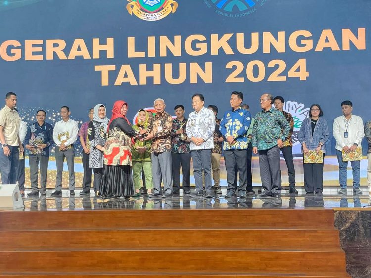 Wakil Gubernur Sumut Serahkan Penghargaan Adiwiyata Mandiri Terbaik se-Indonesia Tahun 2024 Kepada MIN 7 Kabupaten Tapteng