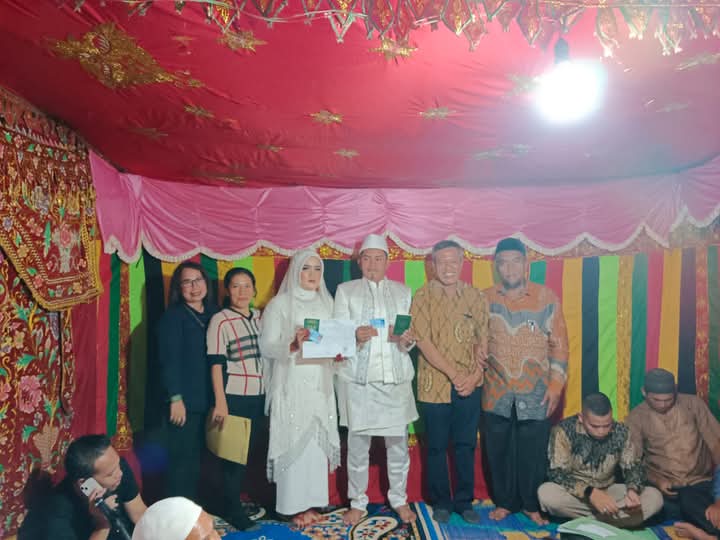 Kadis Kependudukan dan Pencatatan Sipil Pakpak Bharat dan KUA STTU Serahkan Akta Nikah, KK dan KT di Desa Mbinalum