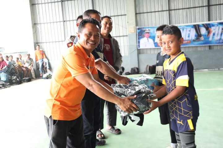 Tendangan keras Kepala Desa Salak II Menandai Dibukanya Turnamen Futsal Sakat Banurea CUP 1