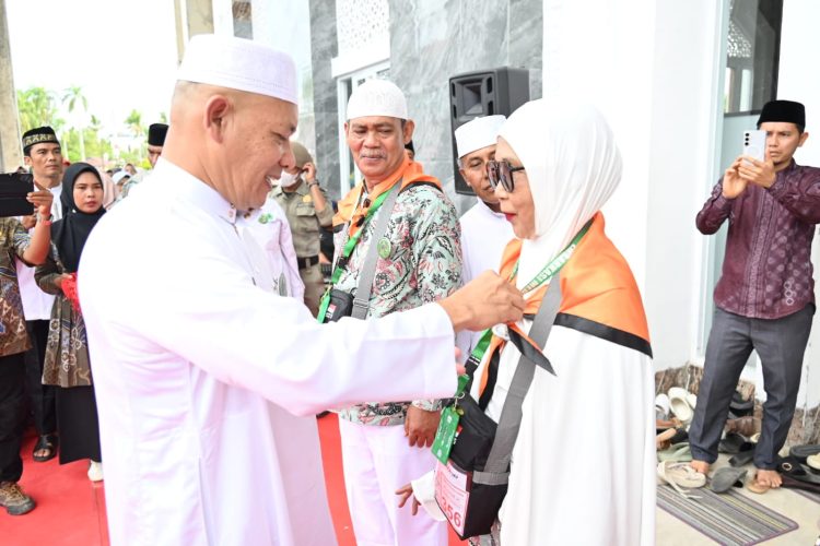 Wakil Bupati Tapanuli Tengah Berangkatkan 108 Jemaah Calon Haji/Hajjah Menuju Asrama Haji Embarkasi Medan