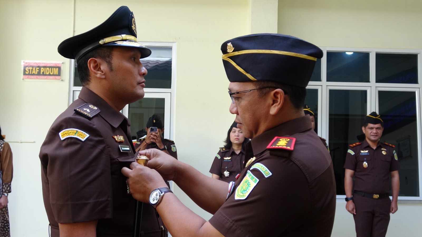 Kajari Toba Dohar Resmi Melantik Ris Piere Handoko Sigiro Sebagai Kasi Pidsus Kejaksaan Negeri Toba Kajari Toba Dohar Resmi Melantik Ris Piere Handoko Sigiro Sebagai Kasi Pidsus Kejaksaan Negeri Toba