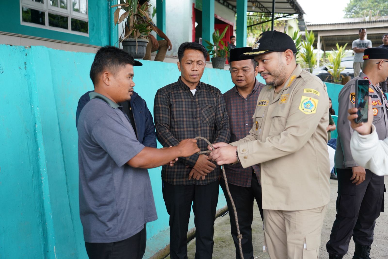 Bupati Pakpak Bharat Serahkan Hewan Qurban Presiden RI di Masjid Al Ikhlas Desa Maholida