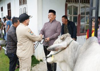 Bupati Pakpak Bharat Menyerahkan Hewan Qurban Gubernur Sumut ke Desa Penanggalan Binanga Boang