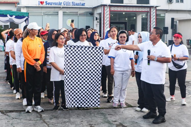 Wali Kota Pematangsiantar Wesly Silalahi Bersama Ny Liswati Wesly Silalahi mengikuti kegiatan Fun Walk, Sehat Bersama Bidan Indonesia