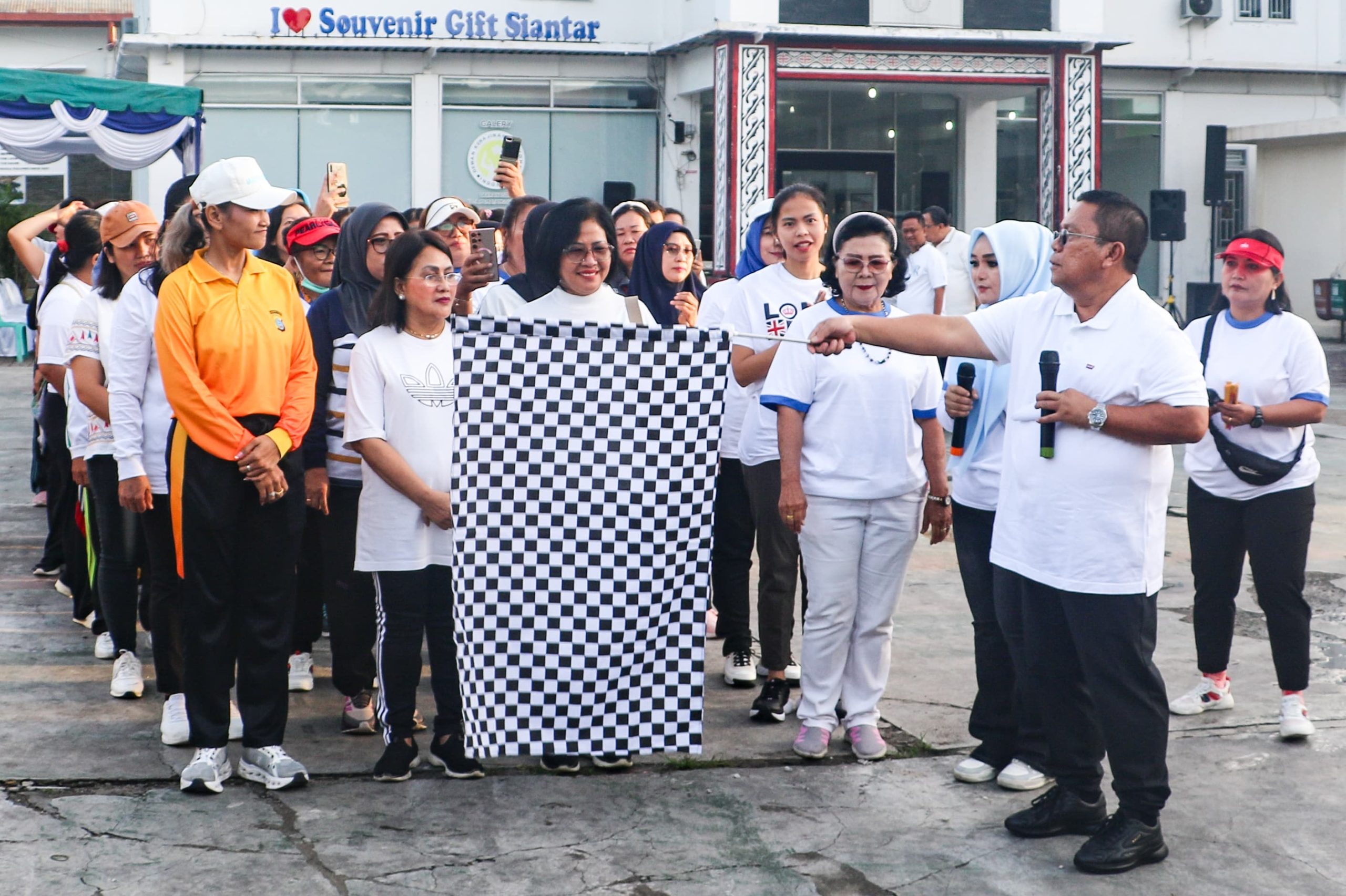 Wali Kota Pematangsiantar Wesly Silalahi Bersama Ny Liswati Wesly Silalahi mengikuti kegiatan Fun Walk, Sehat Bersama Bidan Indonesia Wali Kota Pematangsiantar Wesly Silalahi Bersama Ny Liswati Wesly Silalahi mengikuti kegiatan Fun Walk, Sehat Bersama Bidan Indonesia