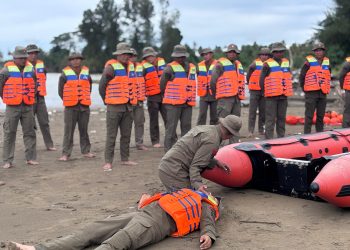 Asah Kesiapsiagaan Hadapi Tantangan Tugas, 25 Personel Brimob Kompi 4 Batalyon C Pelopor Gelar Latihan Water Rescue di Kepulauan Nias