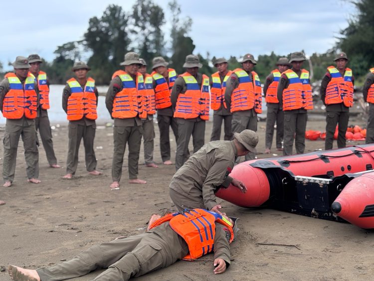 Asah Kesiapsiagaan Hadapi Tantangan Tugas, 25 Personel Brimob Kompi 4 Batalyon C Pelopor Gelar Latihan Water Rescue di Kepulauan Nias