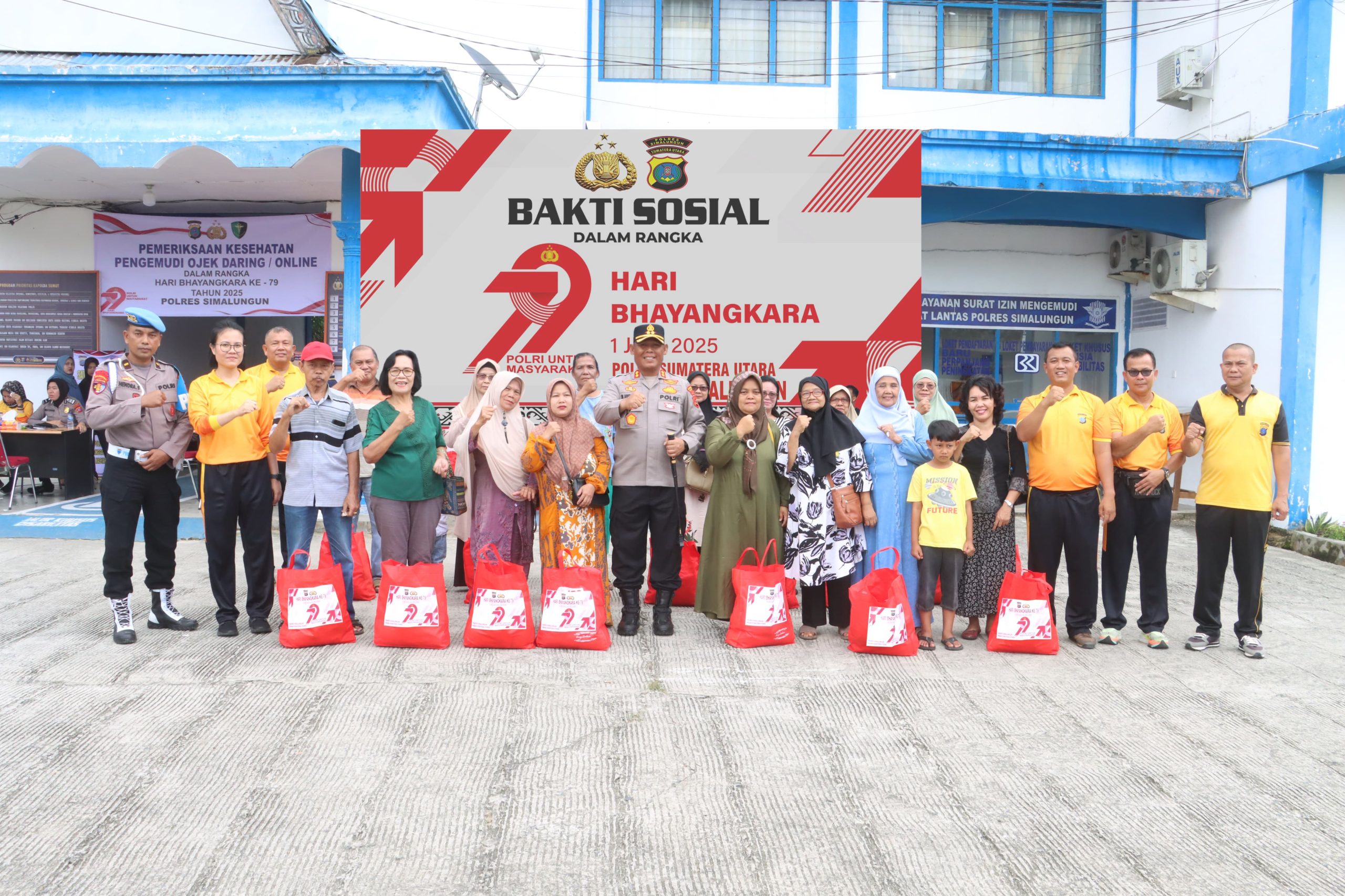 Polres Simalungun Bagikan 150 Paket Sembako Gratis Untuk Lansia Dan Masyarakat Sambut HUT Bhayangkara Ke-79