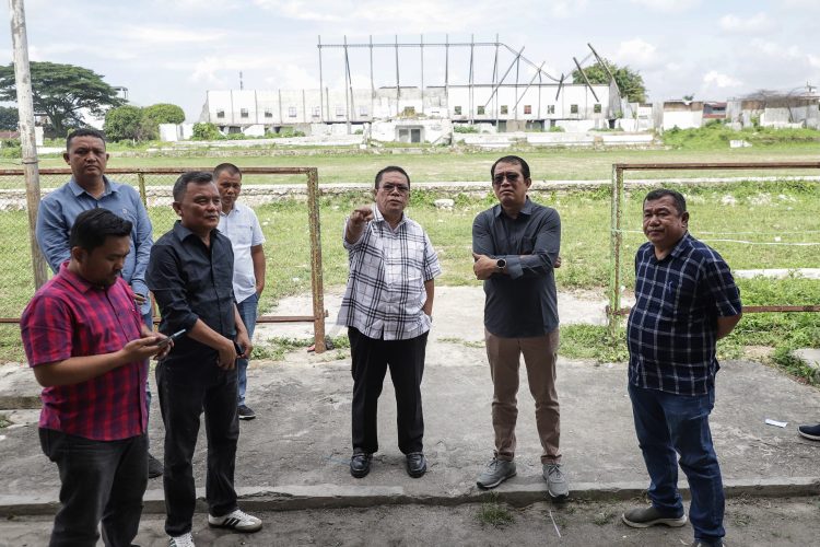 Wali Kota Pematangsiantar Wesly Silalahi Bersama Anggota DPD RI Pdt Penrad Siagian STh MSi Tinjau Stadion Sang Naualuh