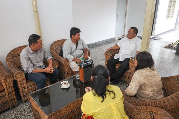 Wali Kota Pematangsiantar Wesly Silalahi Mengundang Pria Pengamen Tuna Netra Ke Rumah Dinas Wali Kota