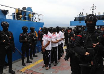 Dansat Brimob Polda Sumut Pimpin Langsung Pengamanan Pemindahan 100 Narapidana Risiko Tinggi ke Nusakambangan