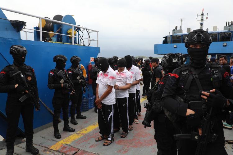 Dansat Brimob Polda Sumut Pimpin Langsung Pengamanan Pemindahan 100 Narapidana Risiko Tinggi ke Nusakambangan