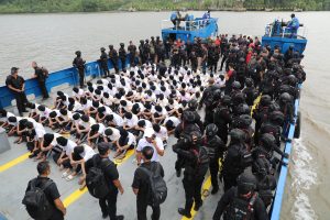 Dansat Brimob Polda Sumut Pimpin Langsung Pengamanan Pemindahan 100 Narapidana Risiko Tinggi ke Nusakambangan