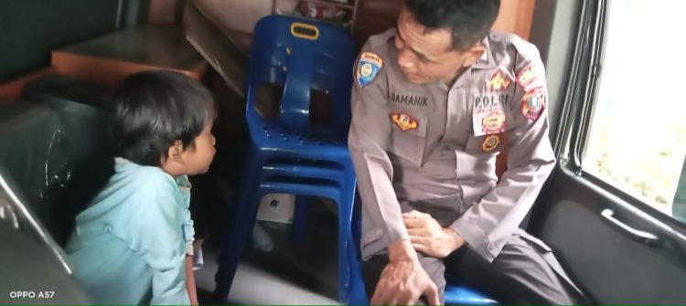 Berikan Pelayananan Saat Patroli Rutin, Sat Binmas Polres Pematangsiantar Antarkan Anak kepada Orangtuanya