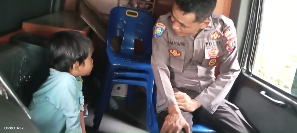 Berikan Pelayananan Saat Patroli Rutin, Sat Binmas Polres Pematangsiantar Antarkan Anak kepada Orangtuanya Berikan Pelayananan Saat Patroli Rutin, Sat Binmas Polres Pematangsiantar Antarkan Anak kepada Orangtuanya