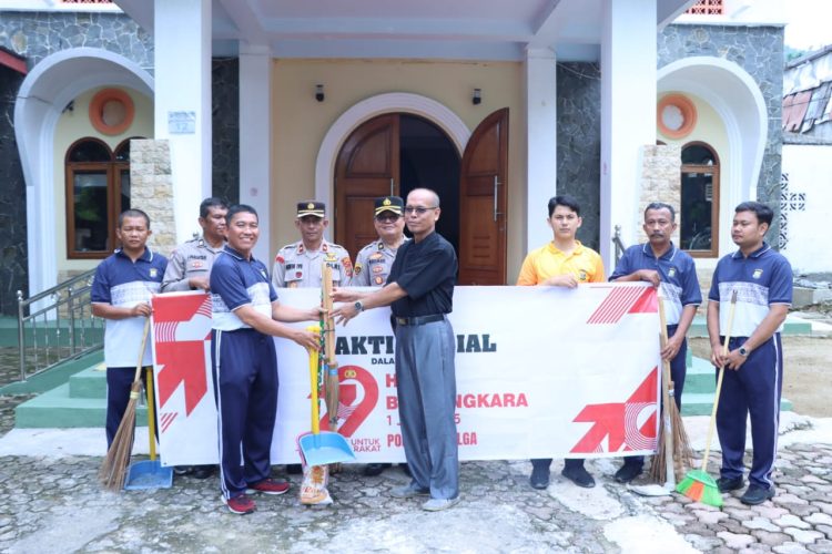 Sambut Hari Bhayangkara Ke-79 Tahun 2025, Polres Sibolga Bersihkan Gereja