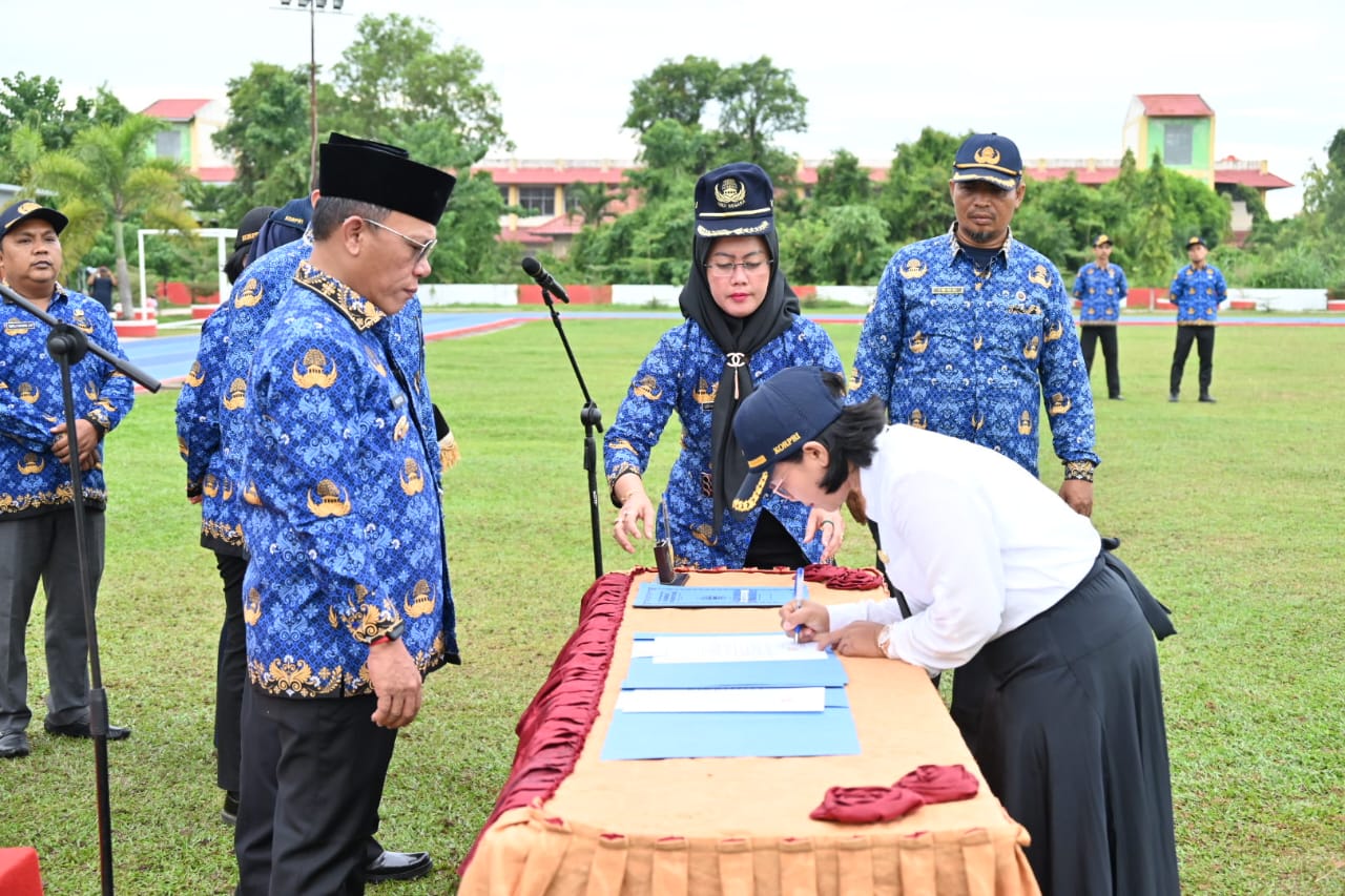 Apel Hari Kesadaran Nasional, Bupati Tapanuli Tengah Serahkan 386 SK PPPK Angkatan 2024
