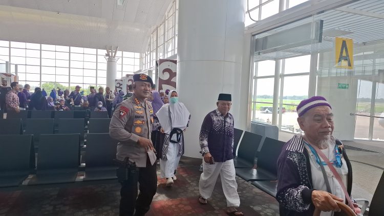 Satuan Brimob Polda Sumut Bertindak Cepat Tangani Ancaman Bom Di Pesawat Saudi Arabia sv 5276 di Bandara KNIA