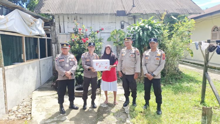 Sat Binmas Polres Pematangsiantar Sambang Bagikan Bansos kepada Warga Membutuhkan
