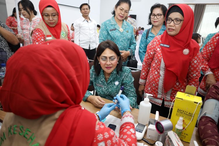Ketua TP PKK Kota Pematangsiantar Ny Liswati Wesly Silalahi Hadiri Acara Gerakan Pengendalian Penyakit Prioritas dan Pemeriksaan Kesehatan Gratis