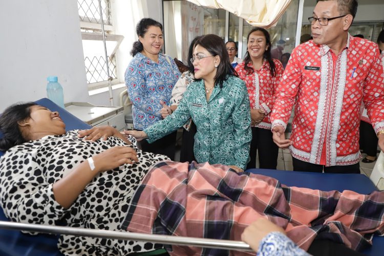 Ketua TP PKK Kota Pematangsiantar Ny Liswati Wesly Silalahi Tinjau Pelayanan KB MOW di RSUD dr Djasamen Saragih
