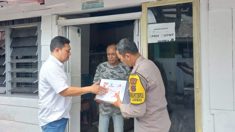 Sambut Hari Bhayangkara ke 79, Personil Polsek Siantar Timur Datangi Rumah Warga Bagikan Bansos