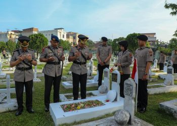 HUT Bhayangkara ke-79, Dansat Brimob Polda Sumut Hadiri Ziarah Rombongan di TMP Bukit Barisan