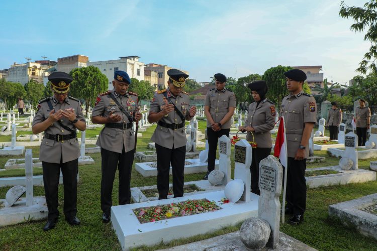 HUT Bhayangkara ke-79, Dansat Brimob Polda Sumut Hadiri Ziarah Rombongan di TMP Bukit Barisan