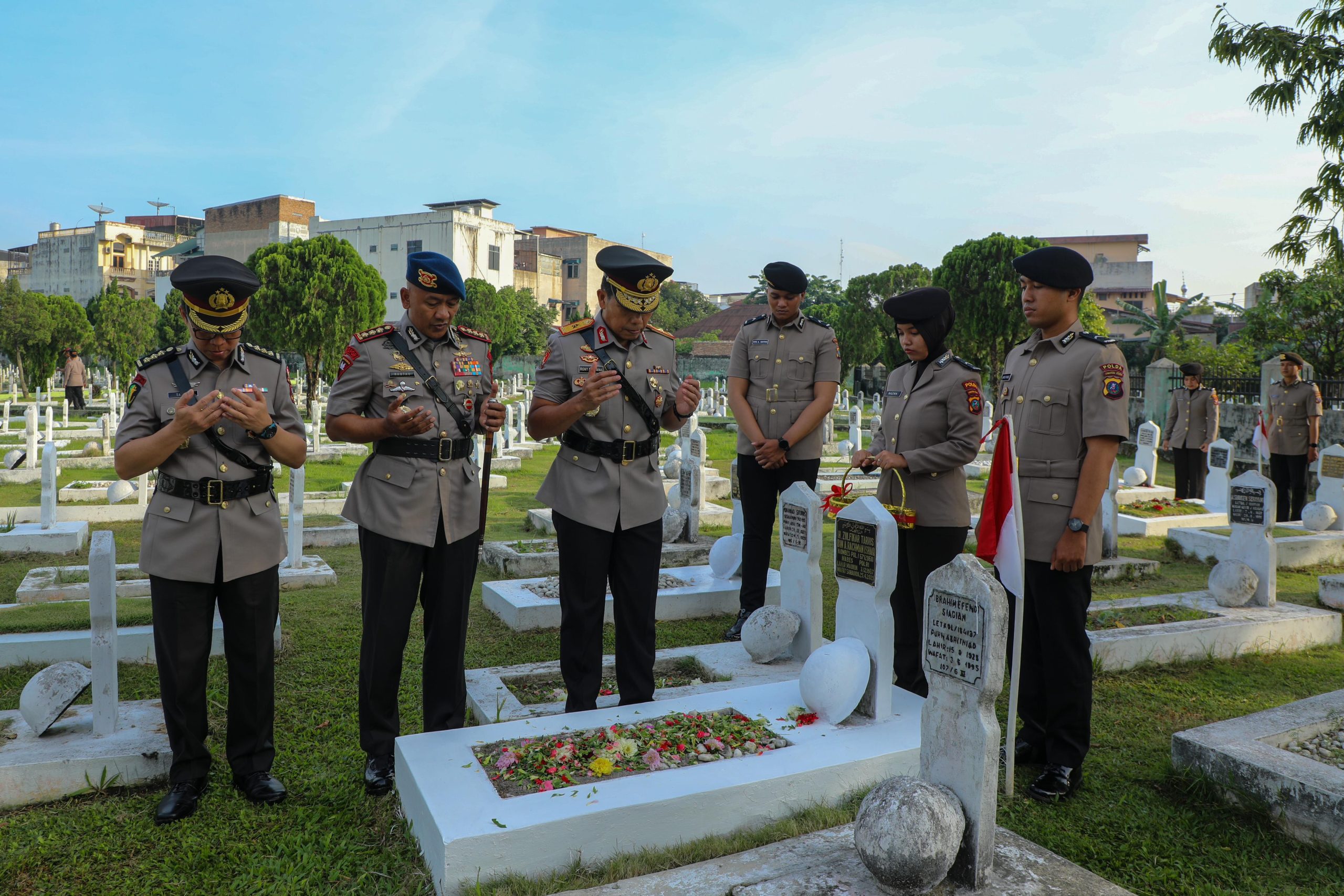 HUT Bhayangkara ke-79, Dansat Brimob Polda Sumut Hadiri Ziarah Rombongan di TMP Bukit Barisan HUT Bhayangkara ke-79, Dansat Brimob Polda Sumut Hadiri Ziarah Rombongan di TMP Bukit Barisan