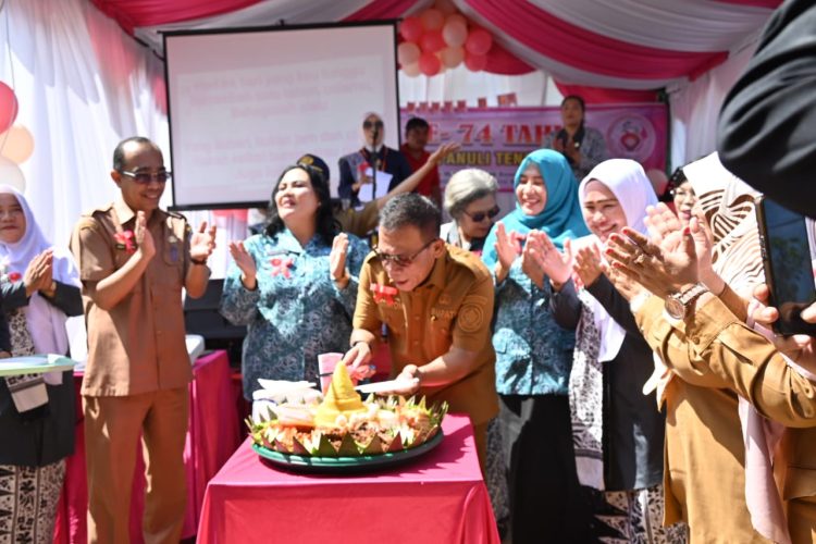 Hadiri HUT IBI Ke-74, Bupati Tapteng : Bidan Memiliki Peran Penting Mewujudkan Kesehatan Masyarakat