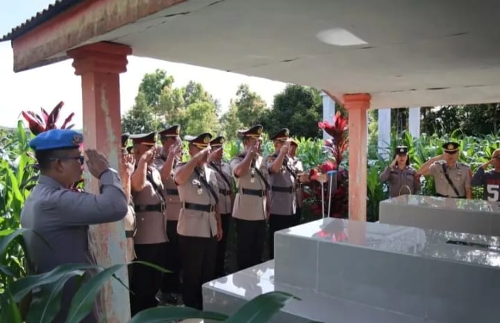Dalam Rangka HUT Bhayangkara Ke-79, Kapolres Pakpak Bharat Pimpin Ziarah dan Tabur bunga ke Makam Purnawirawan Polri