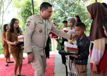 Bupati Pakpak Bharat Bagikan Paket Bansos Bagi Anak Yatim dan Anak Terlantar Serta Serahkan JKM 