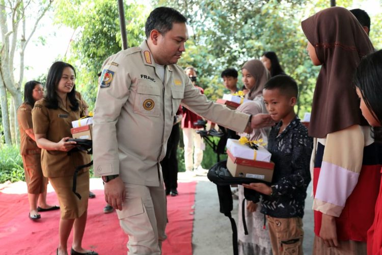 Bupati Pakpak Bharat Bagikan Paket Bansos Bagi Anak Yatim dan Anak Terlantar Serta Serahkan JKM 