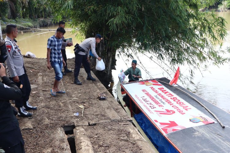 Brimob Tembus Sungai dan Hutan, Batalyon C Polda Sumut Laksanakan Misi Bakti Sosial ke Pelosok Mandailing Natal Sambut HUT Bhayangkara ke-79