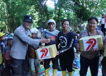 Kapolres Sibolga Bagikan Bansos Kepada Pemulung, Dalam Rangka Hari Bhayangkara Ke-79 Tahun