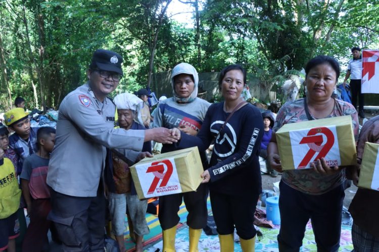 Kapolres Sibolga Bagikan Bansos Kepada Pemulung, Dalam Rangka Hari Bhayangkara Ke-79 Tahun