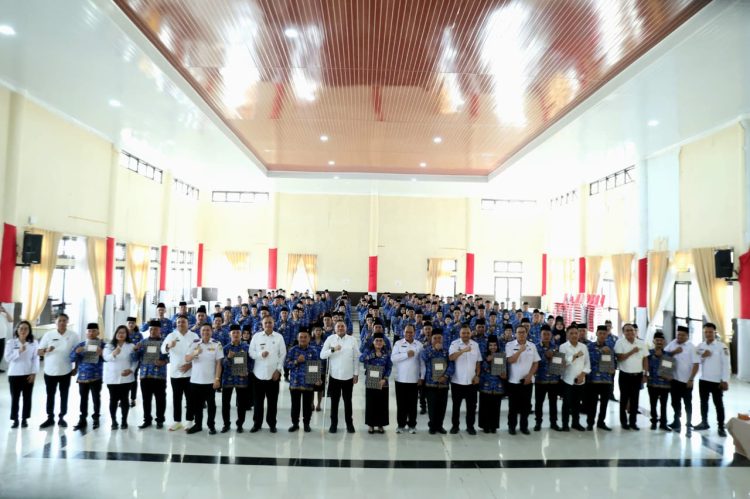 Bupati Pakpak Bharat Lantik dan Serahkan SK 156 Pegawai Pemerintah Dengan Perjanjian Kerja Formasi Tahun 2024