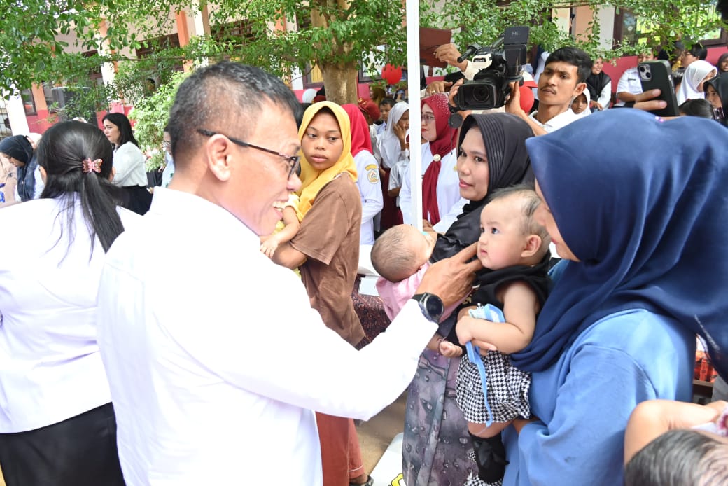 Bupati Tapanuli Tengah Hadiri Acara Pelayanan Imunisasi Anak Dan Pengobatan Gratis Lansia