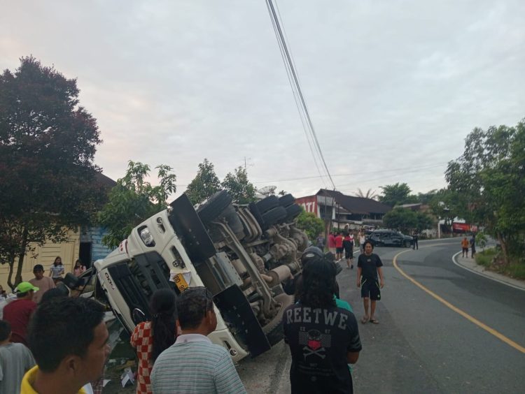 Lakalantas di Jalan Siantar- Parapat, Sopir Truk Asal Asahan Tewas Lakalantas di Jalan Siantar- Parapat, Sopir Truk Asal Asahan Tewas