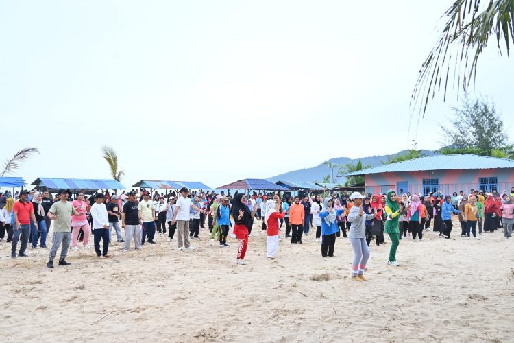 Senam Bersama ASN, Wakil Bupati Tapteng : SKJ Meningkatkan Kesehatan Dan Semangat Kerja