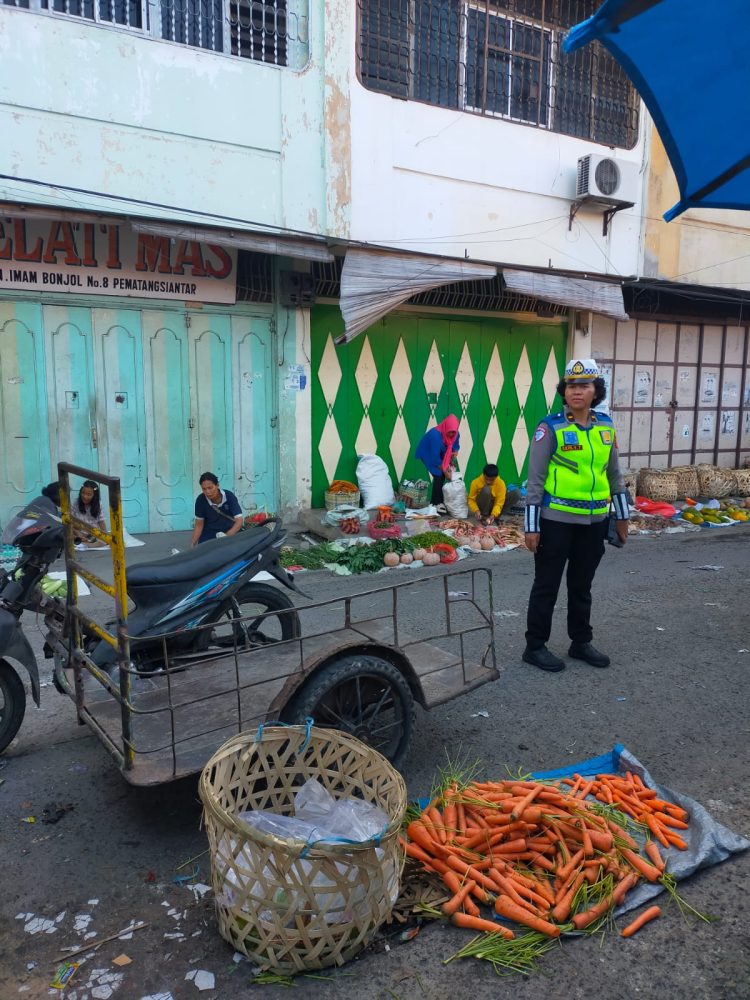 Sat Lantas Polres Pematangsiantar Berikan Himbauan dan Edukasi kepada Pedagang Pasar Tumpah