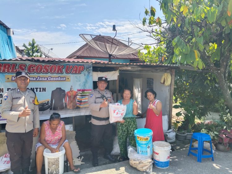 Sambut Hari Bhayangkara Ke-79, Polsek Siantar Selatan Bagikan Bansos di Jalan Marimbun