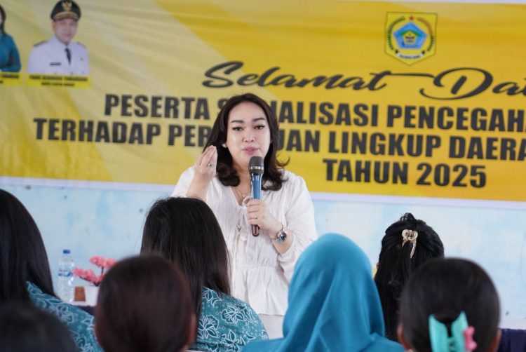 Ketua Tim Penggerak PKK Kabupaten Pakpak Bharat, Ny. Juniatry Franc Bernhard Tumanggor Sosialisasikan Upaya Pencegahan KDRT