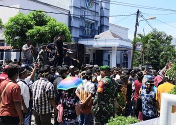 Ratusan Masyarakat Tapteng Unras Tuntut Kepala Inspektorat Tapteng Mundur Dari Jabatan
