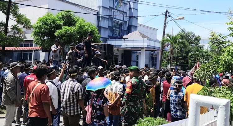 Ratusan Masyarakat Tapteng Unras Tuntut Kepala Inspektorat Tapteng Mundur Dari Jabatan